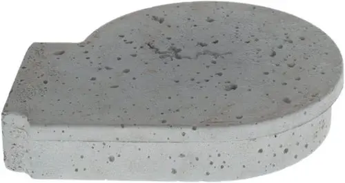 Betonartiger Deckel mit abgerundeter Oberfläche, der von Bosch hergestellt wurde. Die Oberfläche zeigt sichtbare Blasen und Spuren von der Herstellung.